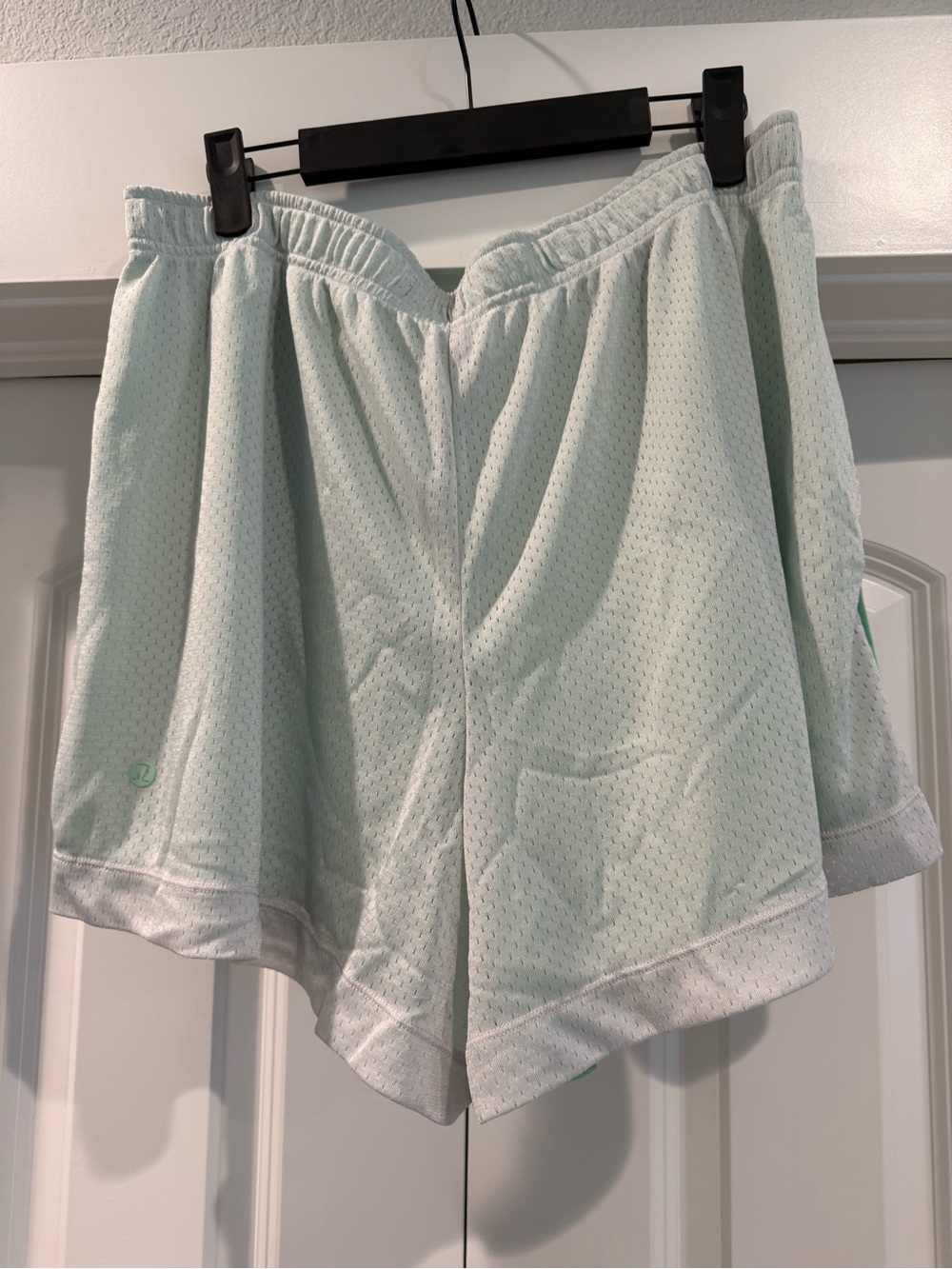 lululemon Double-Layered Mesh Mid-Rise
Short shorts 5“ color: Vapor/Citra lime.
